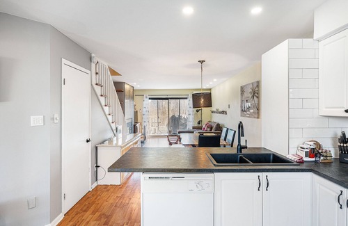 Magog Apartment | Le Moment, profitez du calme de l'eau et des montagnes.