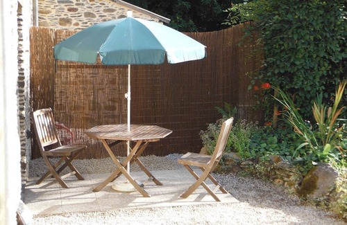 Saint-Mayeux Cottage | Le Neflier Charming 17th C Cottage near Lac du Guerledan. 1 bedroom