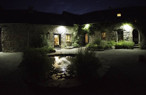 Saint-Mayeux Cottage | Le Neflier Charming 17th C Cottage near Lac du Guerledan. 1 bedroom