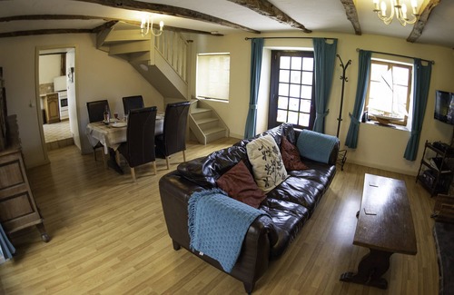 Saint-Mayeux Cottage | Le Neflier Charming 17th C Cottage near Lac du Guerledan. 1 bedroom