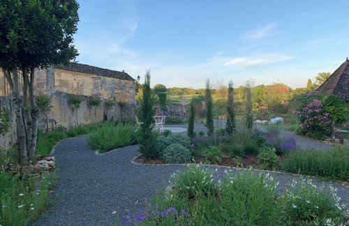 Saint-Crepin-et-Carlucet House | Le Petit Gite au Manoir de Carlucet. Friendly pub/restaurant a short walk.