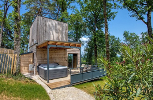 Sarlat-la-Caneda Cabin | Le Pech Eternel: Cabane SPA des Châtaigniers