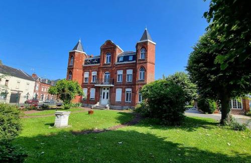 Avesnes-sur-Helpe Apartment | Le petit Château Avesnois - Studio en rez de jardin avec terrasse privée