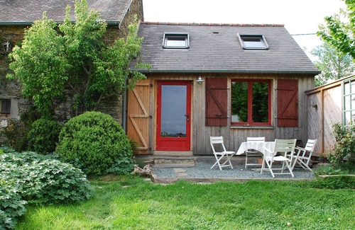 Langon House | Le Petit Gîte de Langon: ecology, calm, light, wide view of the valley.