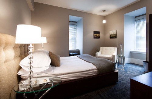 Sutton Hotel | Le Pleasant Hôtel & Café