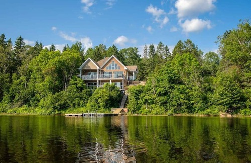 Mauricie Ski Chalet | Le Repère, navigable river, spa, and ski