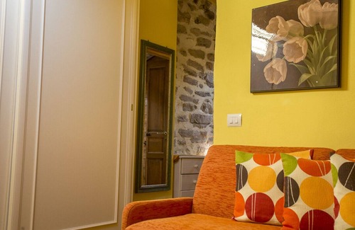 Precetto House | LE ROCCHE - Under the Castle, ZAFFIRO Apartment with SPA and Black River view