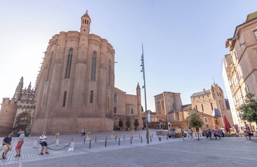 Albi Apartment | Le Rochegude,Park view - Parking - Railway station