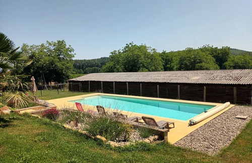 Saint-Leon-sur-Vezere Cottage | Le Séchoir des acacias, 110m2 gîte "La Noyeraie" with heated swimming pool.