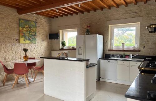 Commes House | Le So Art, grande maison 4 chambres, terrain de pétanque, grand jardin clos, flipper, babyfoot, jeux Arcade, ping pong,1 km mer, proche golf, Port en Bessin, Bayeux et plages du débarquement, adaptée enfants