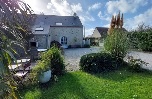Sainte-Honorine-des-Pertes House | Le So Sweet, 1 km from Omaha beach, large enclosed private garden, pinball machine
