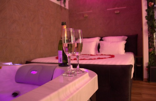 Chartres Apartment | Le Spa'Cieux Suite & Spa - Love room with spa, sauna and hammam