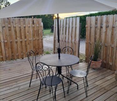 Cahuzac-sur-Vere Apartment | Le SPA d'Adélaïde son jacuzzi privé