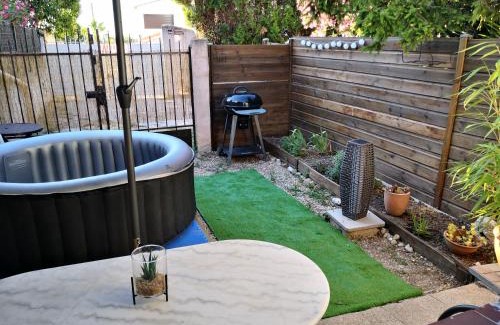 Saint-Mitre-les-Remparts Apartment | LE STUDIO REMCAM