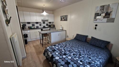 Saint-Mitre-les-Remparts Apartment | LE STUDIO REMCAM