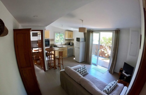 Etang Sale Les Bains House | Le Veloutier: Between sea, mountain and volcano