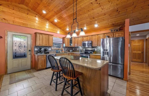 Kodak Cabin | Leaf Season|Dog Friendly Cabin|Views|HotTub