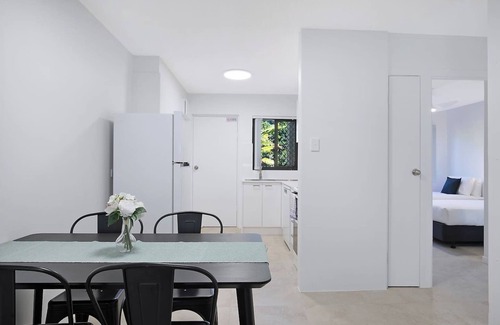 Red Hill Apartment | Leafy Hideout Quiet Comfort near Riverfront and CBD