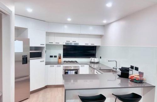 Morningside Apartment | Leafy & Quiet Apt with Big Balcony, Parking & 65" TV