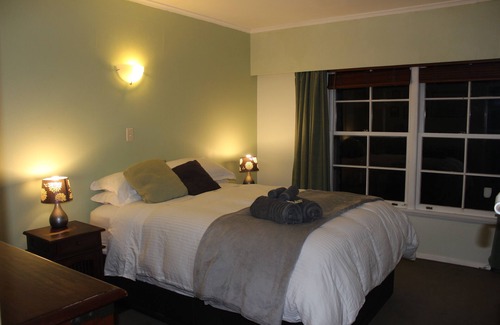 St. Heliers House | Leafy, quiet, rustic but so convenient. Close to CBD, beaches and forest.