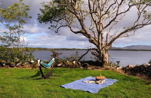Clifden Cottage | Leap Year Cottage by Lake Beaghcauneen in Clifden