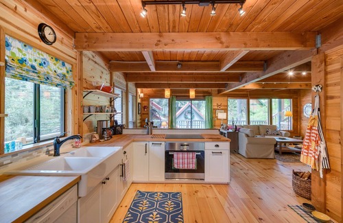 Ardenvoir House | Leavenworth cabin for maximum 4 people, with treehouse gazebo hot tub.