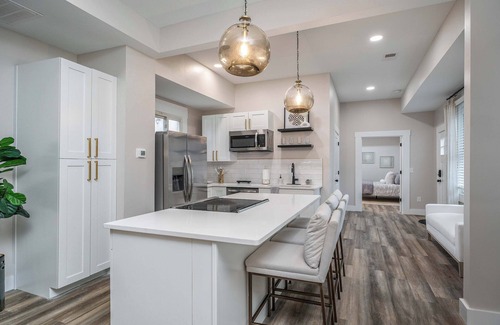 Covington House | Lee Street Lodge | Minutes from DT!