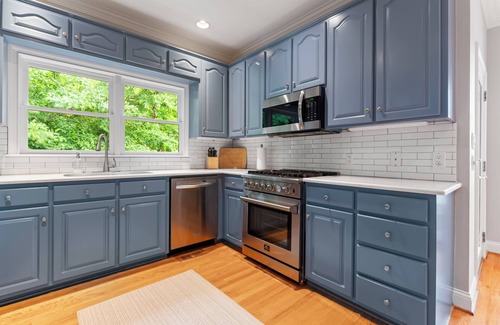 Southmont House | Leeloo's on the Lake – Gorgeous 4 BDR Sleeps 12 w/Private Pool, Pet Friendly!