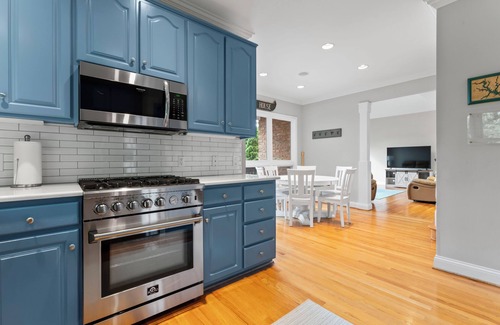 Southmont House | Leeloo's on the Lake – Gorgeous 4 BDR Sleeps 12 w/Private Pool, Pet Friendly!