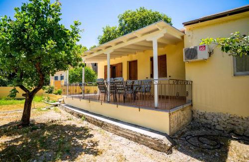 Nidri Apartment | Lefkada Family friendly house with parking ,yard