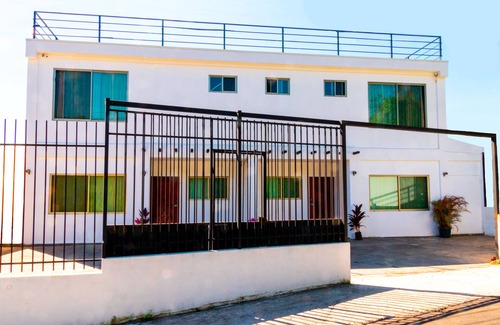 Cajon Condo | Left: La Casa Blanca de Grecia