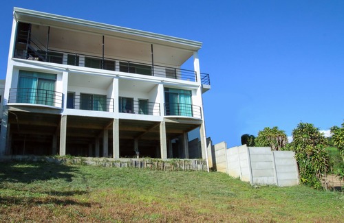 Cajon Condo | Left: La Casa Blanca de Grecia