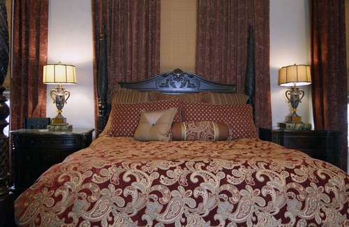 Fredericksburg Bed & Breakfast | Legacy Suite on Main St in central downtown, jacuzzi tub, ask about Wine Tours!