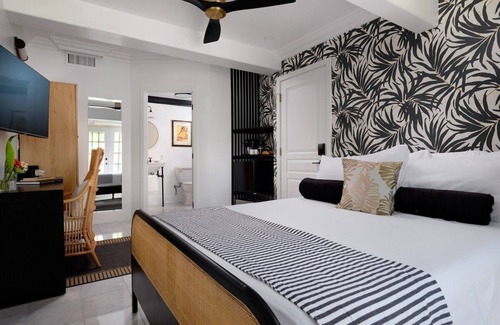 Wailuku Bed & Breakfast | Lehua Suite - Hawaiian elegance | Patio garden