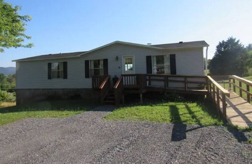 Rileyville House | LENTZ LANE LODGE VIEWS, VIEWS, VIEWS AND JUST MINUTES TO SHENANDOAH RIVER