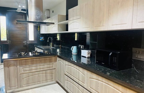 Pashim Vihar Apartment | Leo Urban stäyz® Premium 3BR in Delhi with AC, WiFi