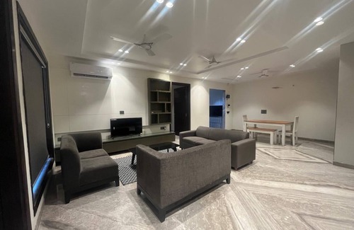 Pashim Vihar Apartment | Leo Urban stäyz® Premium 3BR in Delhi with AC, WiFi