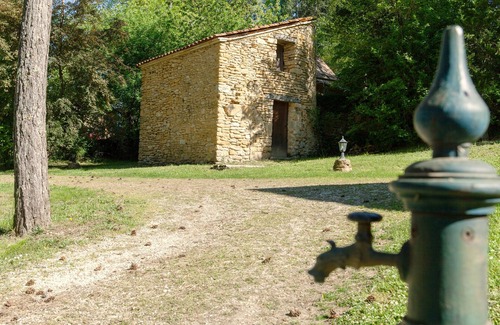 Sarlat-la-Caneda Ski Chalet | Les Acacias: Chalet and swimming pool in the heart of Sarlat.
