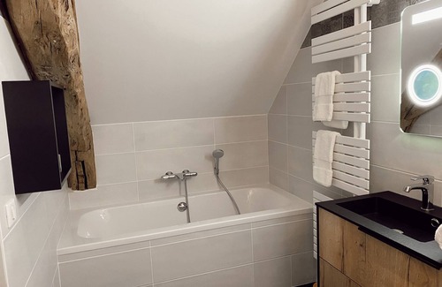 Savigny-les-Beaune Bed & Breakfast | Les Chatelôts-Double room-Ensuite with Shower-Vineyard view