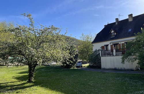 Calvignac House | Les Costes, Calvignac. Large house with pool. Close to the river.