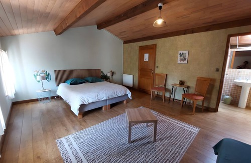 Saint-Romain-de-Benet Bed & Breakfast | Les Fougères Guest Room – Space and Comfort in Saint-Romain-de-Benet