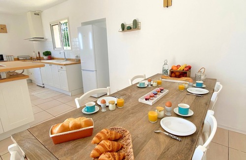 Thezan-les-Beziers House | Les hauts de la pinède air-conditioned villa Swimming pool, jacuzzi & boules court.