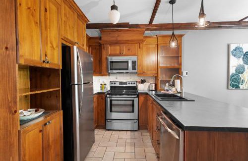 Mont-Tremblant House | Les Manoirs Wpool & Hot Tub Near Village 120-7