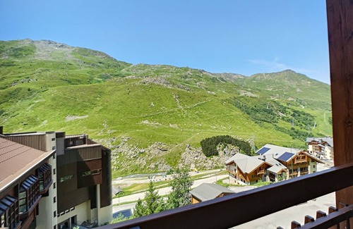 Les Bruyeres Apartment | Les Menuires: 1BR+Mountain Nook, 4 ppl, Balcony, Free Parking, Ski-In/Ski-Out
