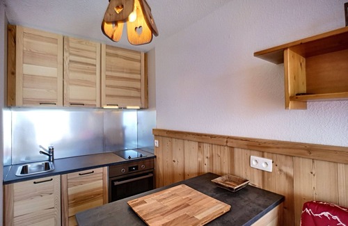 Les Bruyeres Apartment | Les Menuires - 2 rooms, 4 ppl ski-in/ski-out with balcony and ski locker