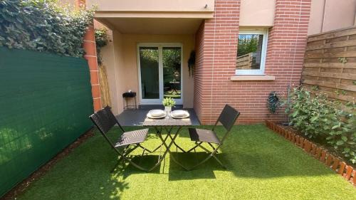 Toulouse West Apartment | Les Muses - avec entrée autonome, clim neuve, jardin, parking privé & sa piscine ! -