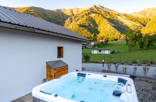 Aspres-les-Corps Ski Chalet | Les Petits Ecrins with private spas