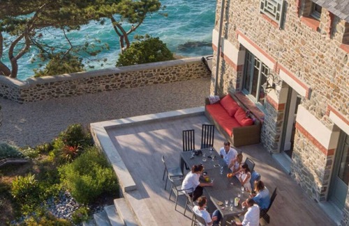 Granville Villa | Les roches Grises, Luxurious villa facing the sea, SPA and panoramic garden