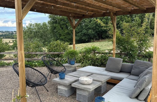 Montceaux-l'Etoile House | Les volets rouges, house in southern Burgundy overlooking the Arconce valley