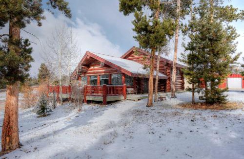 Grand Lake House | Less Than 1 Mi to Lake Granby Log Cabin with Fire Pit
